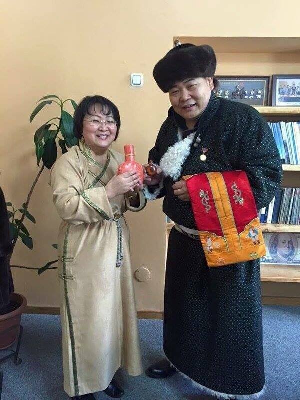 Кёкүшюзан Д.Батбаярын бэлгэнд авсан зангарагтай гангараа